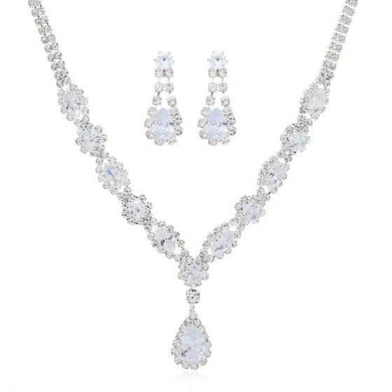 Свадебные аксессуары: изысканное и элегантное колье и серьги с цепочкой, украшенной цирконами и стразами, ювелирные наборы, созданные специально для женщин.